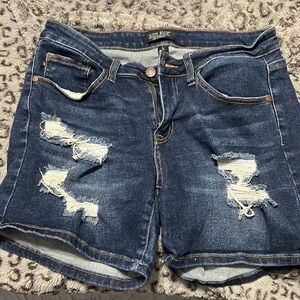 Judy blue mid rise blue distressed jean shorts! Super stretchy! Size large